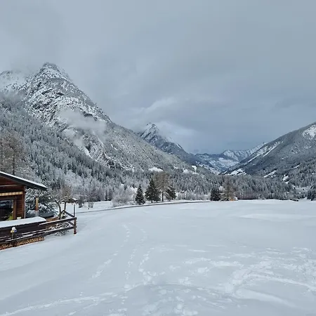 Dans La Nature Pure Au Val Ferret Praz-de-Fort